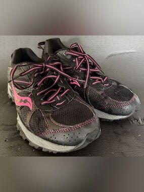 Saucony Black with Pink Trail Running Athletic Shoes Women’s 9